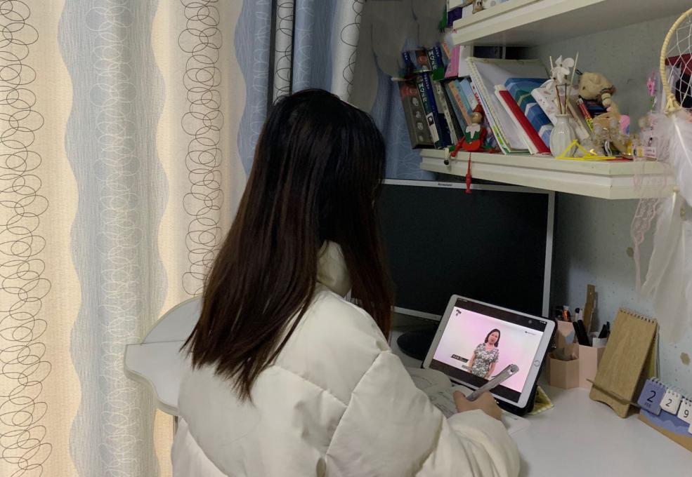 (学子在家认真上网课)