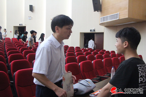 广西医科大学赴南宁市沛鸿民族中学进行考前心理辅导公益讲座