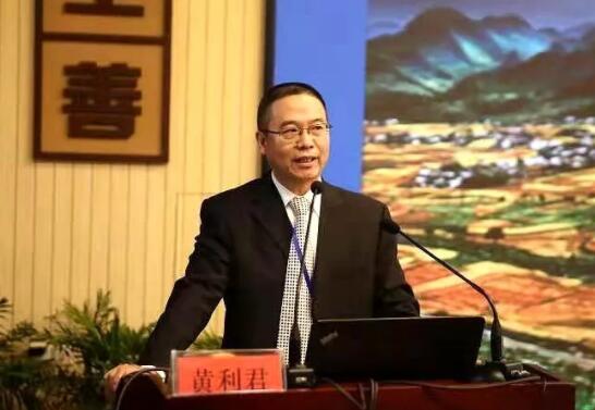 黔西南州兴义一中黄利君校长在 "全国中学校长招宝山大讲堂·中学教育