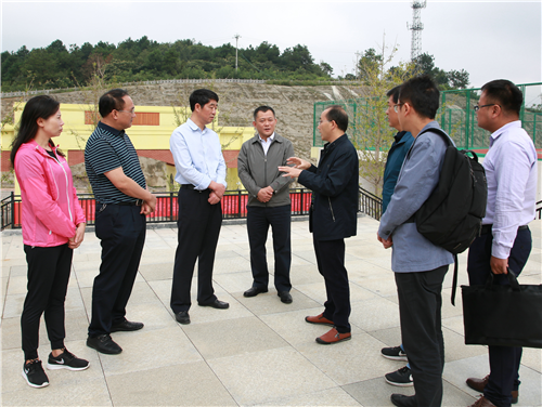 党委书记吕保平,副校长赵福菓与开阳县常务副县长成强,教育副局长刘健