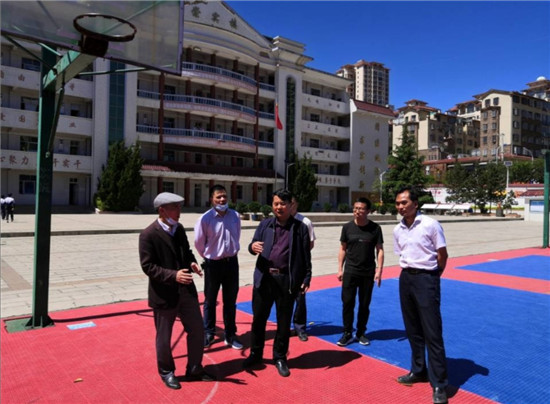 威宁自治县县委常委宣传部部长肖良宪一行莅临威宁民族中学调研高一