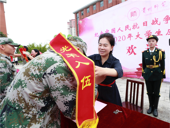 韩卉书记为应征入伍新兵佩戴"入伍光荣"绶带