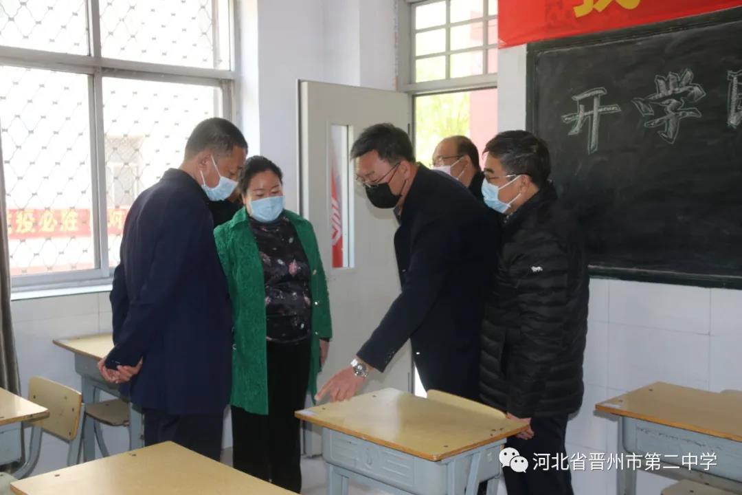 晋州市政府副市长刘亚红检查学校开学第一课工作