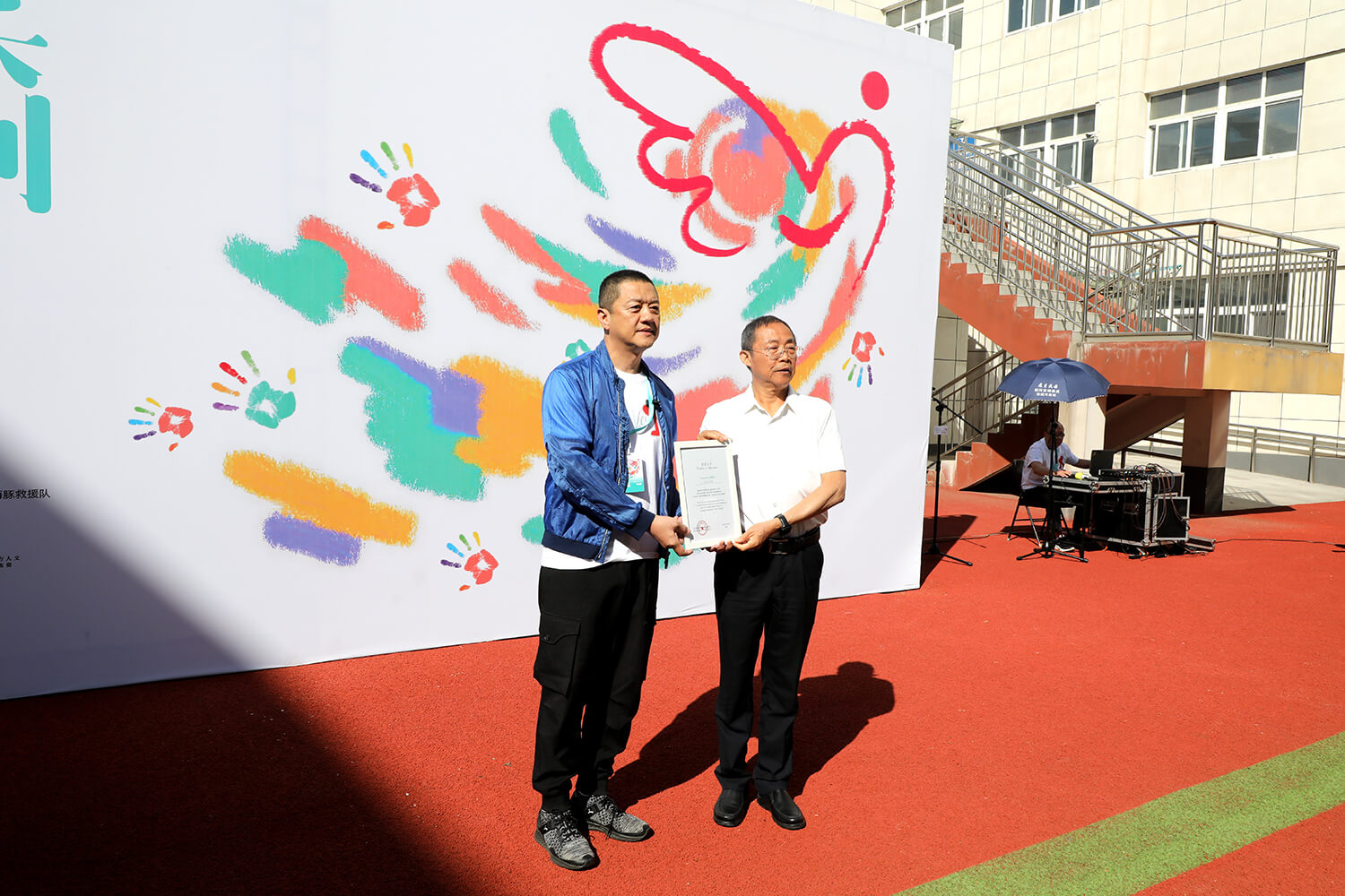 3于长立代表学校接受感谢证书(摄影王卓菲)