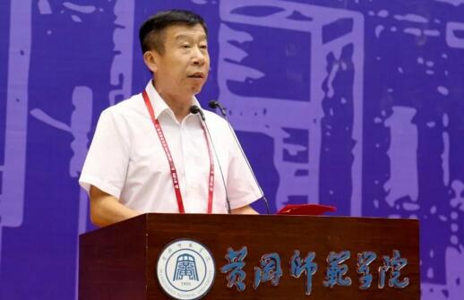 中国大学生体育协会羽毛球分会秘书长郑超主持闭幕式.