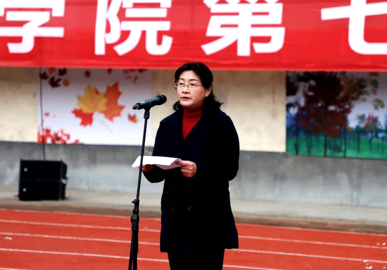 文华学院党委书记郑畅发表讲话