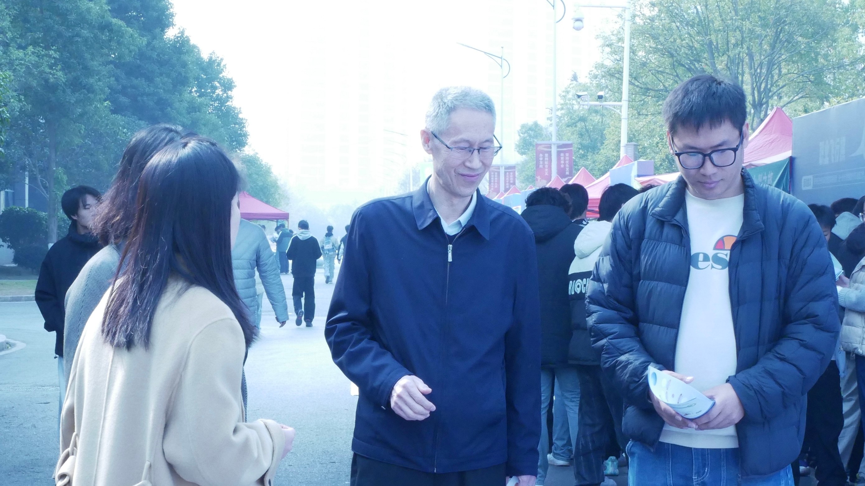 2.党委副书记、校长尹万建现场指导