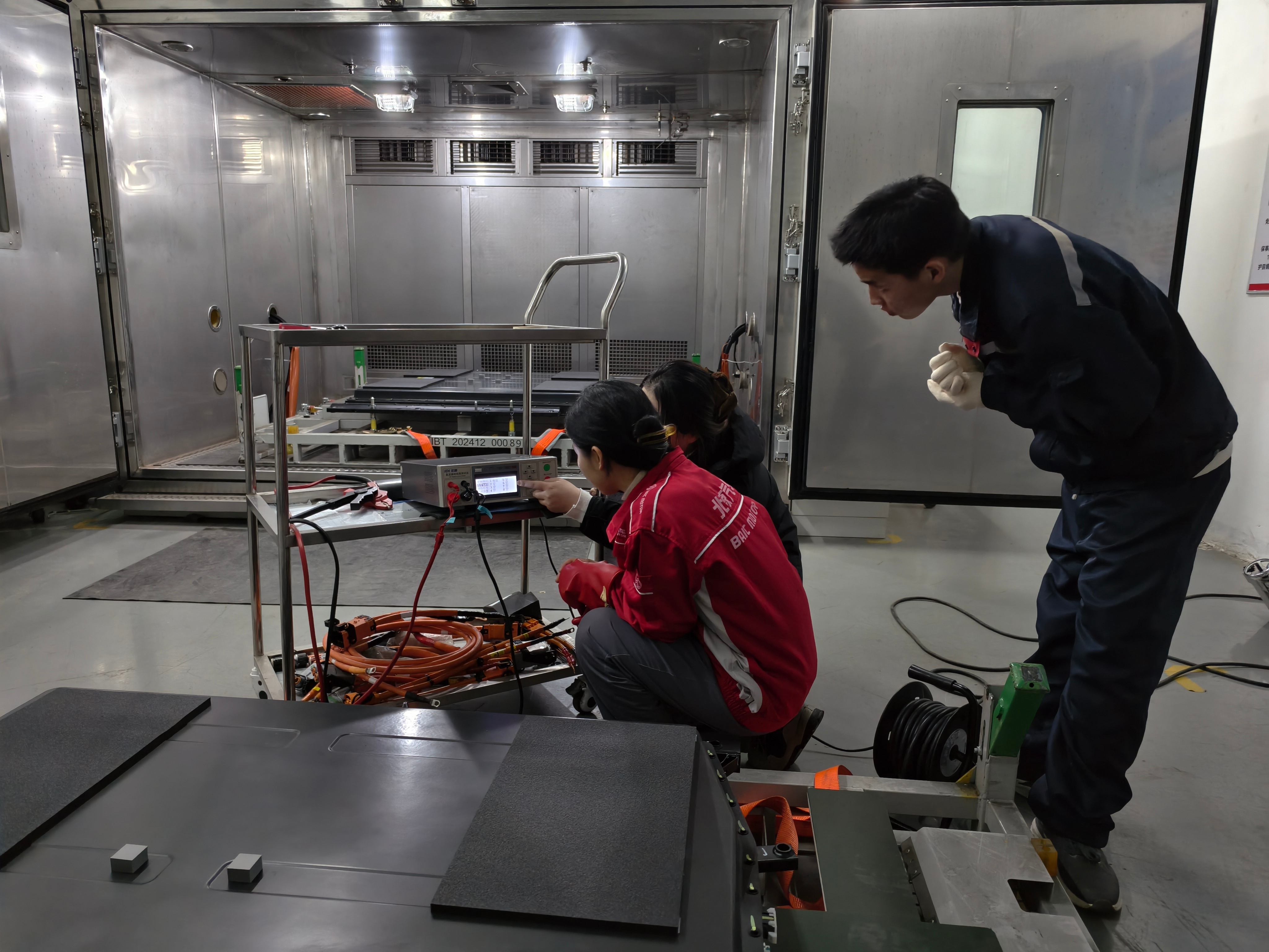 学生参与电池检测实验