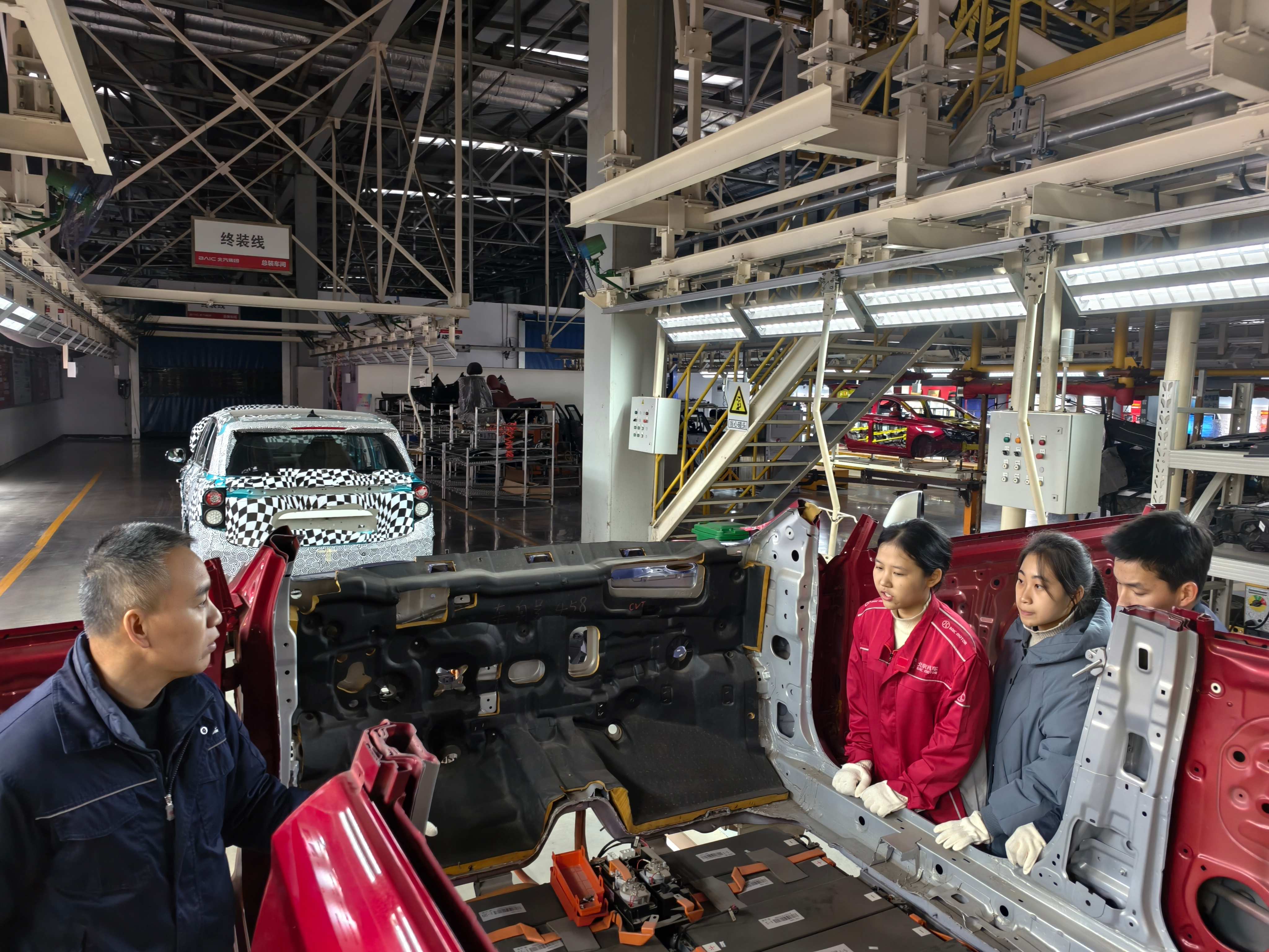 吴端华大师现场讲解整车调试工艺流程