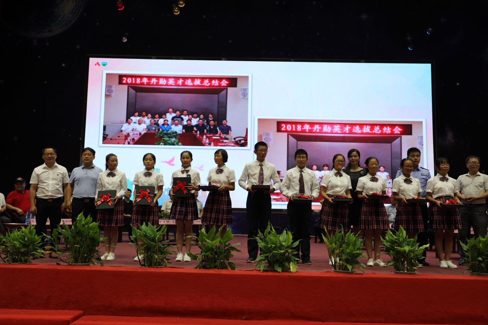 同升湖实验学校副校长向赞勋等为丹勋孩子们赠送开学礼物