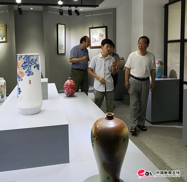 周国桢教授(右)与邓党雄书记畅谈艺术创作的真谛