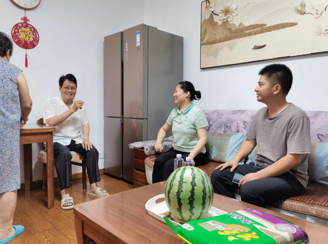 继教院（电大）党总支“七一”前夕走访慰问退休党员干部