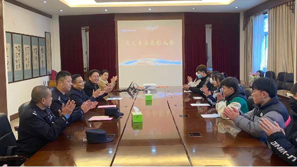 我校召开见义勇为表彰大会 为受表彰人员颁发荣誉证书和奖金