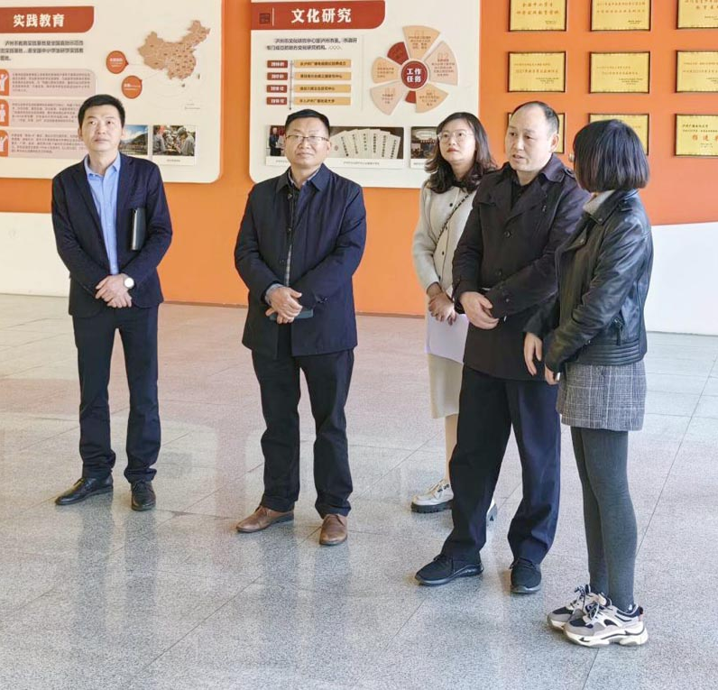 龙马潭区人社局副局长严际一行到泸州开放大学调研指导