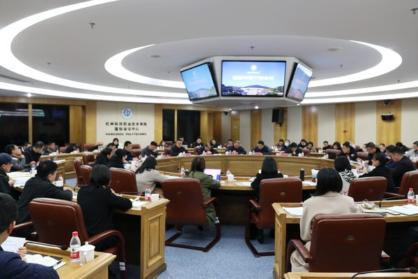 我校期初中层干部会议召开
