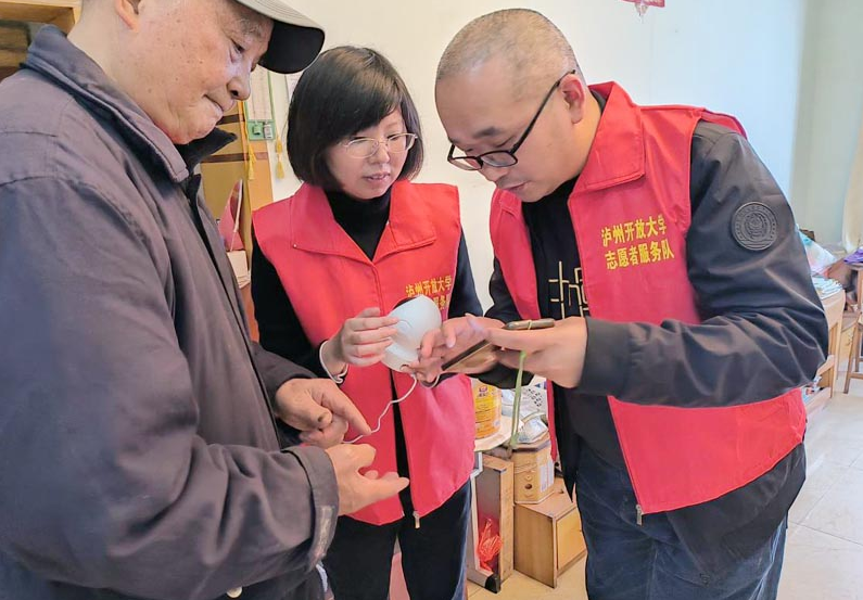 守护万家灯火 关爱独居老人——泸州开放大学组织开展学雷锋志愿服务活动