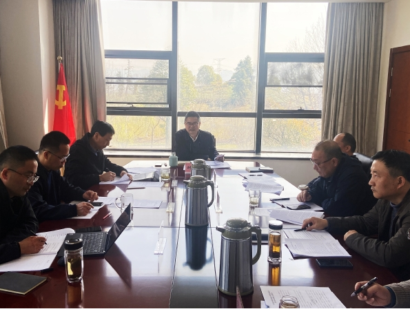 校党委理论学习中心组举行专题学习会
