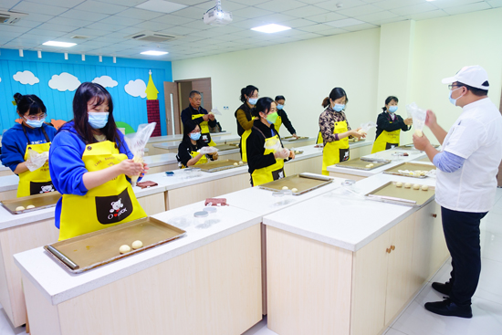 分工会组织开展教职工“快乐烘焙甜美生活”DIY活动