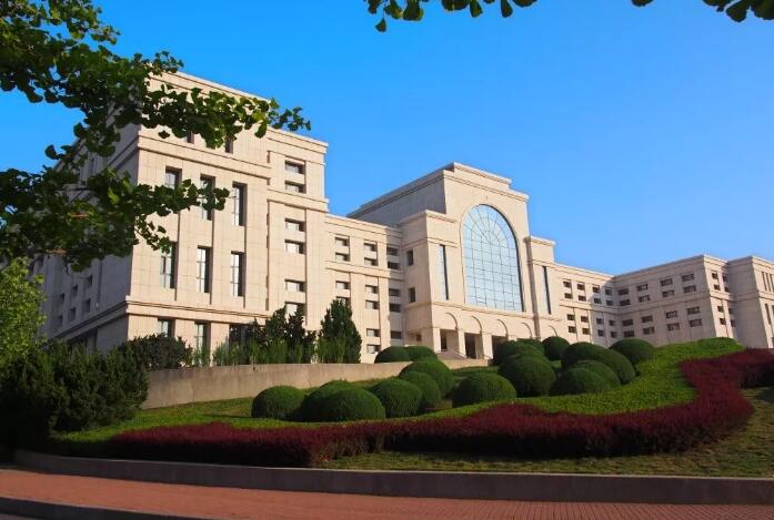 大连大学壮美如画的森林式大学