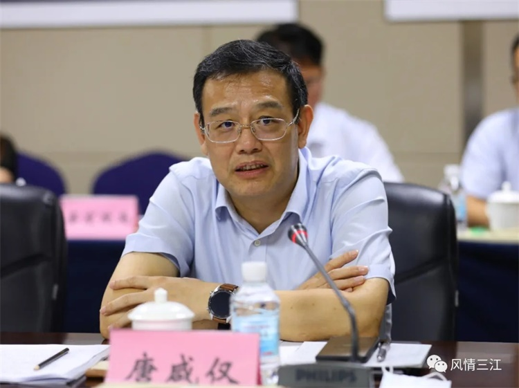 自治区党委教育工委书记,自治区教育厅党组书记,厅长唐咸仅在会上讨论