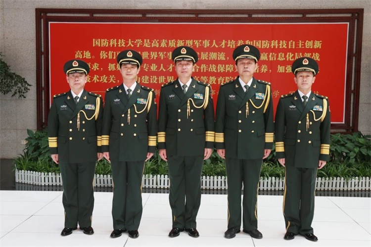 国防科技大学举行晋升少将军衔仪式