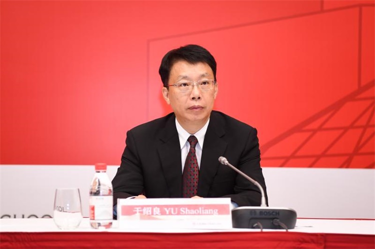 中欧国际工商学院召开教职工大会，宣布聘任汪泓教授为第六任中方院长