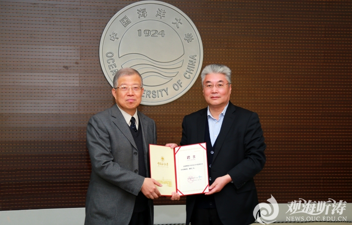于志刚校长(右)为蒋兴伟院士颁发特聘教授聘书