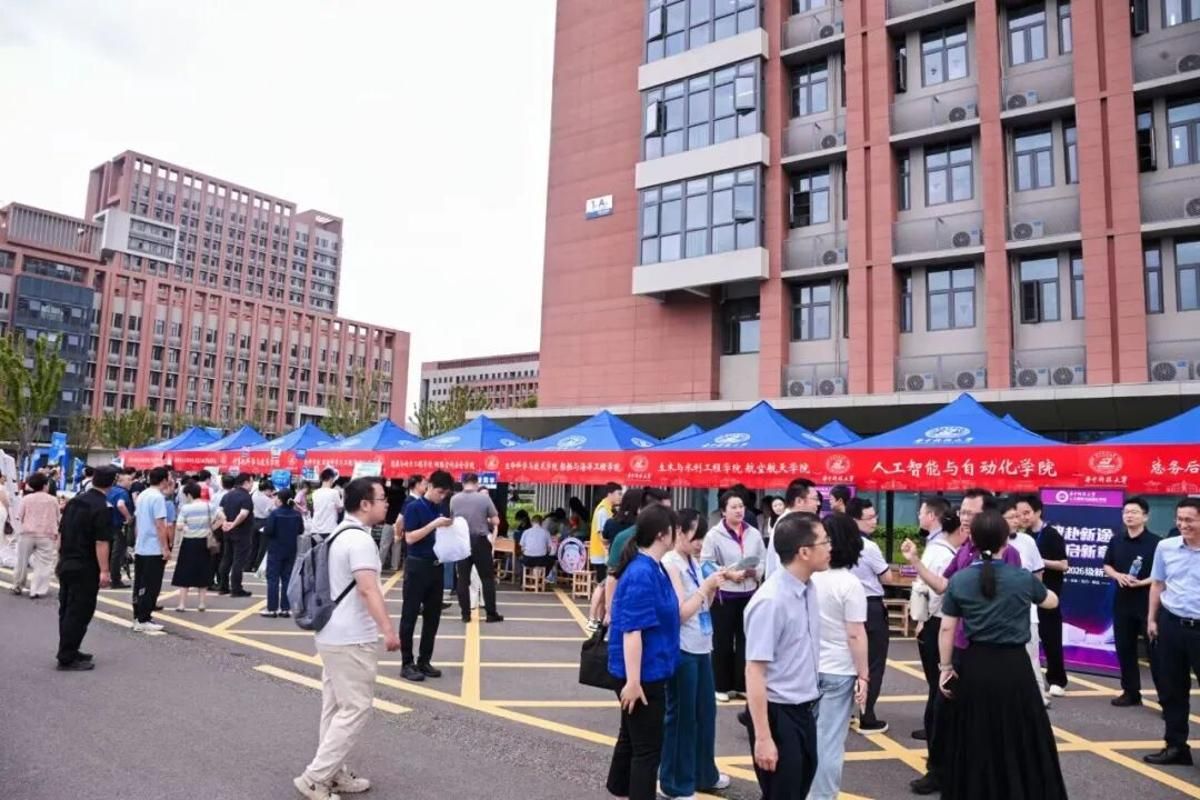 华中科技大学军山校区启用
