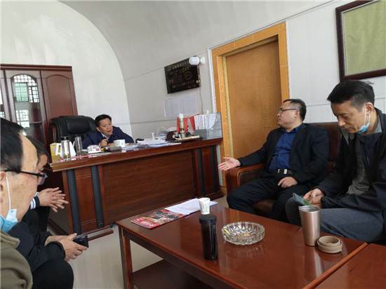 工作组前往子洲县淮宁湾镇政府,与子洲县主管扶贫工作的曹岩副县长,淮