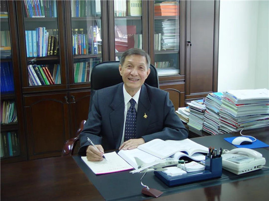 陈一坚院士荣获"终身奉献奖"