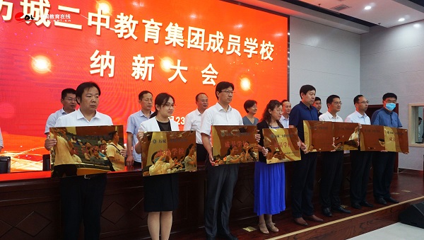历城二中教育集团召开纳新会议16所中小学加入紧密校队列