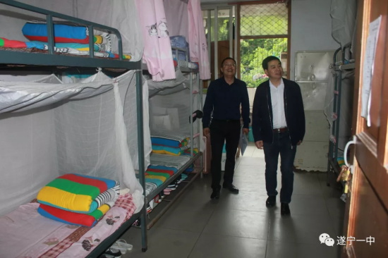 遂宁市副市长袁冰到我校高中部督查工作
