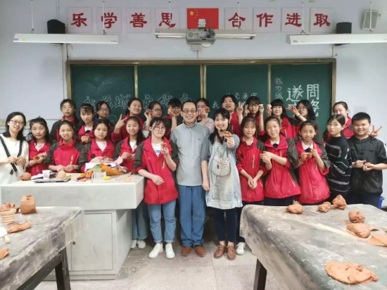 遂宁宋瓷文化走进遂宁二中滨江校区,指导老师被"围堵"了!