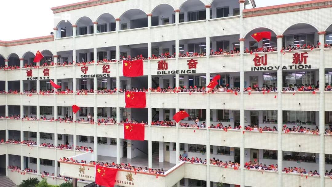 青春快闪爱国赞歌射洪县太和一中激情唱响我和我的祖国