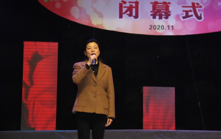 遂宁市人大常委会副主任施瑞昶宣布大赛闭幕.