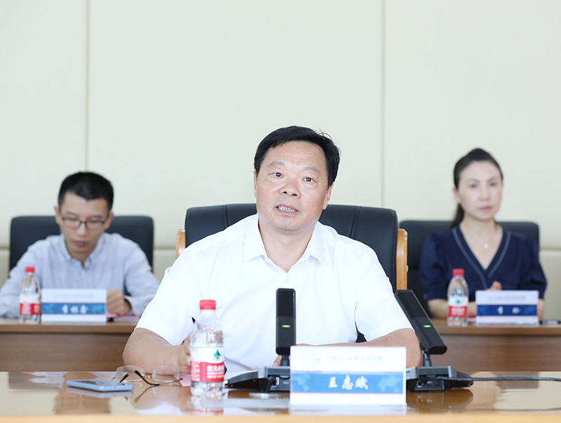 (川化工职业技术学院副院长王志斌主持会议)
