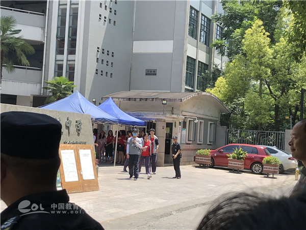 10:35@翠苑中学文华校区 一部分考生走出考场