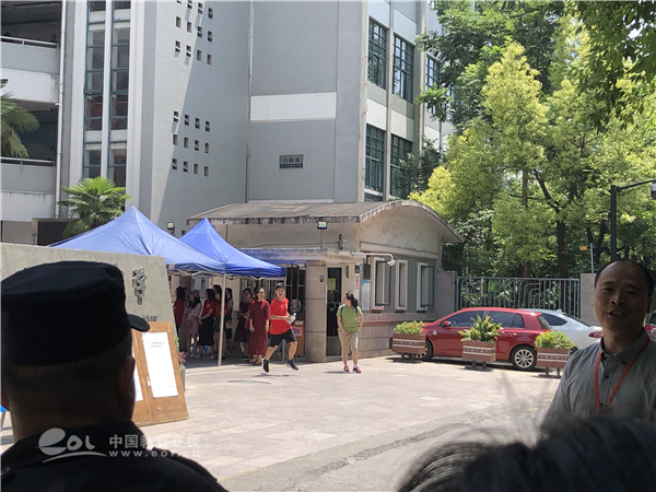 10:34@翠苑中学文华校区 第一个考生出考场