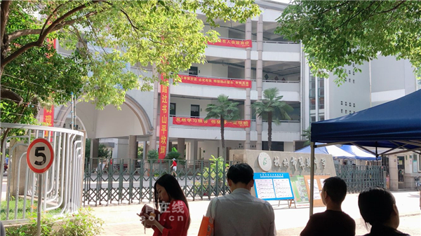 10:10@翠苑中学文华校区 家长陆续来到考场门口等待考生出场