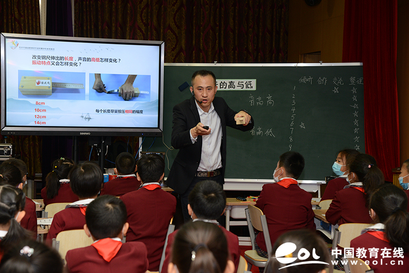杭州市基础教育研究室附属学校教育集团郝斌老师在作科学展示课