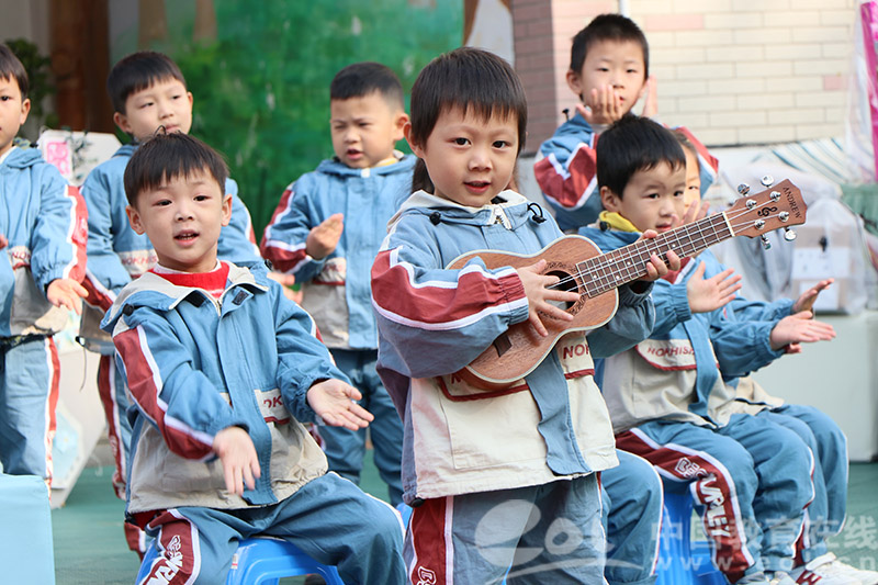 阳光幼中一班在闭幕式上演绎《幸福的脸》.JPG