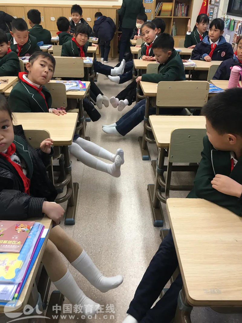 小学生穿白裤袜 开学图片
