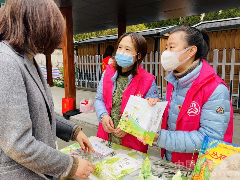 【照片1】 走进社区，为社区居民提供教育教学咨询。 (3).jpg