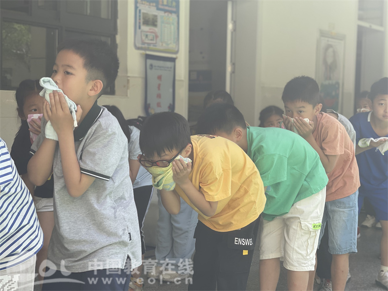 小学生安全演练图片