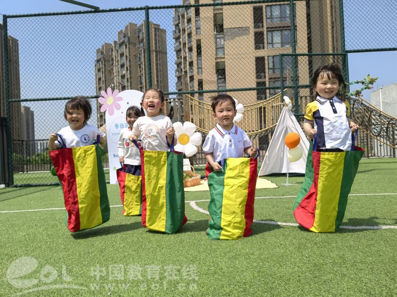 春日游记草坪游戏正当时自在城幼儿园小班的萌娃们进行草坪春游活动