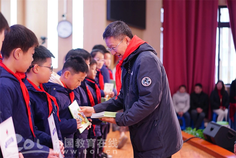 孩子们迎来首位名誉校长 徐星院士科普基地落户丹枫实验小学 —浙江站—教育在线