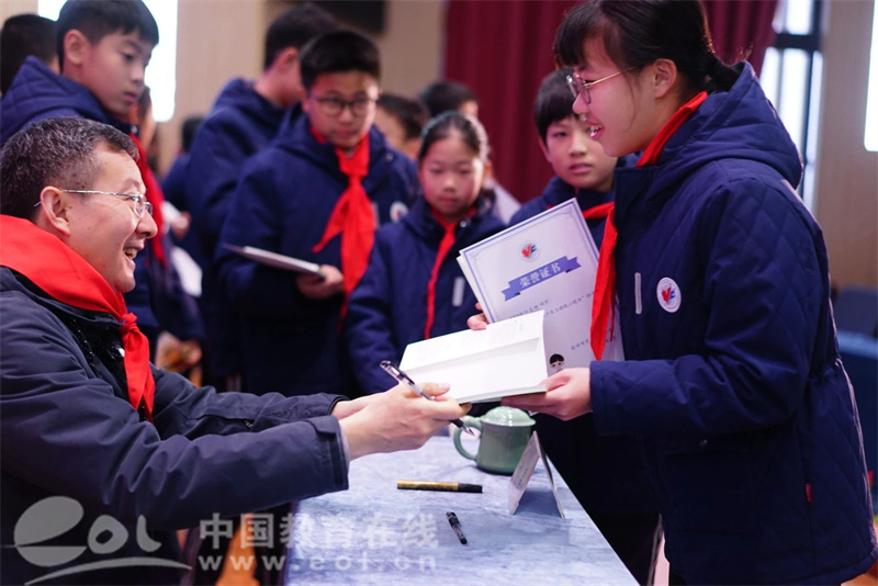 孩子们迎来首位名誉校长 徐星院士科普基地落户丹枫实验小学 —浙江站—教育在线