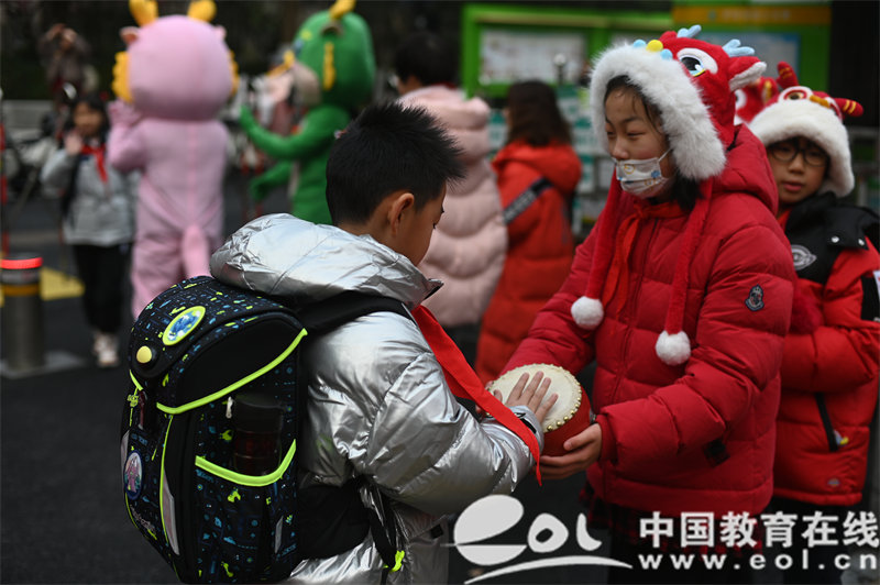 嘉鲤跃龙门争做龙传人杭州市嘉绿苑小学教育集团举行开学典礼