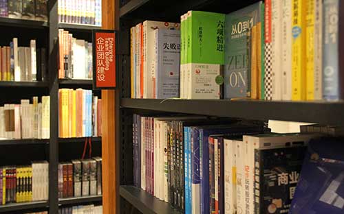 自考报名现场确认什么流程？考完再报学校吗？