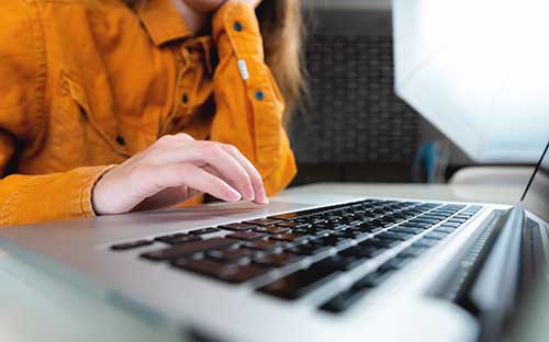 自考网上报名与现场报名有何区别？如何选择适合自己的专业？